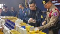 Para polisi menggerebek sebuah gedung di pusat kota Nakhon Pathom pada Rabu malam, menahan empat pria di lokasi tersebut dan menemukan sejumlah besar simpanan narkoba. Narkoba yang disita itu juga mencakup sekitar 400 kilogram sabu, dan hampir 450 batang heroin.