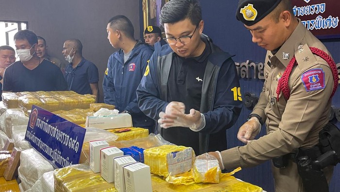 A police officer shows a test example of seized drugs worth $8.15 million USD during a news conference at the Patrol and Special Operation Division in Bangkok, Thailand September 28, 2023. REUTERS/Artorn Pookasook