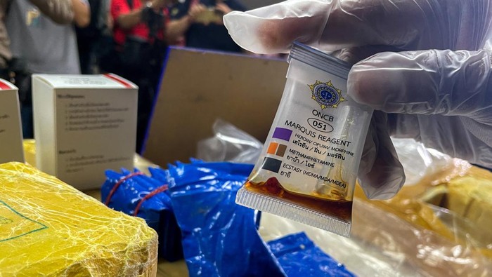 A police officer shows a test example of seized drugs worth $8.15 million USD during a news conference at the Patrol and Special Operation Division in Bangkok, Thailand September 28, 2023. REUTERS/Artorn Pookasook