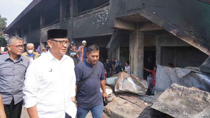 Bupati Bogor Iwan Setiawan meninjau lokasi kebakaran Pasar Leuwiliang, Kabupaten Bogor, Jawa Barat. Iwan mengatakan hampir 90% area gedung pasar terbakar.