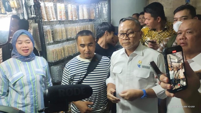 Tinjau Pusat Grosir Kosmetik di Jakbar, Zulhas Dicurhati Pedagang Omzet Anjlok