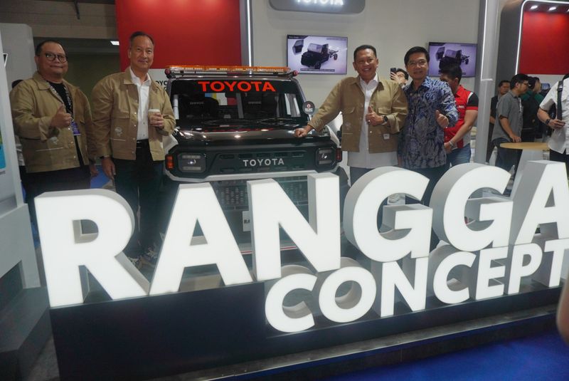 Toyota-Astra Motor Meriahkan IMX 2023—Ketua MPR-RI Bambang Soesatyo (kedua kanan) yang juga merupakan Ketua Umum Ikatan Motor Indonesia (IMI) bersama Menteri Perindustrian Agus G. Kartasasmita (kedua kiri), Wakil Presiden Direktur PT Toyota-Astra Motor (TAM) Henry Tanoto (kanan), dan Project Director Indonesia Modification and Lifestyle Expo (IMX) 2023 Andre Mulyadi (kiri) mengapit Toyota Rangga Concept Pace Car yang ditampilkan TAM saat acara pembukaan IMX 2023, di Jakarta Convention Center (JCC), Jumat (29/9).
