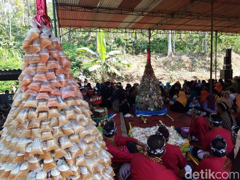 Tradisi kenduri udan dawet di Desa Banyuanyar, Kecamatan Ampel, Kabupaten Boyolali, Jumat (29/9/2023).