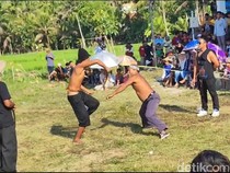 Melihat Tradisi Tiban, Ritual Adu Pecut Minta Hujan di Trenggalek