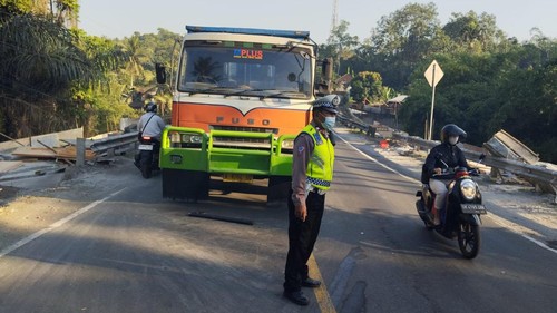 Anggota Polsek Kerambitan mengatur lalu lintas di dekat truk yang mogok di tanjakan Samsam, Kerambitan, Tabanan, Bali, Jumat (29/9/2023).