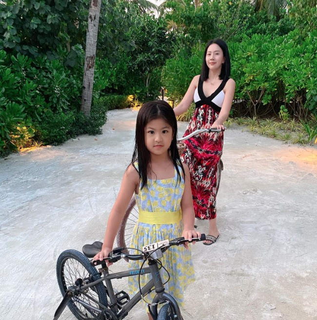 Ada momen di mana Agnes Jennifer dan putrinya menikmati keindahan pantai Maldives sambil bermain sepeda. Foto: Instagram @agnes_jennifer