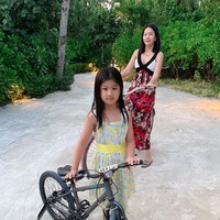 Ada momen di mana Agnes Jennifer dan putrinya menikmati keindahan pantai Maldives sambil bermain sepeda. Foto: Instagram @agnes_jennifer