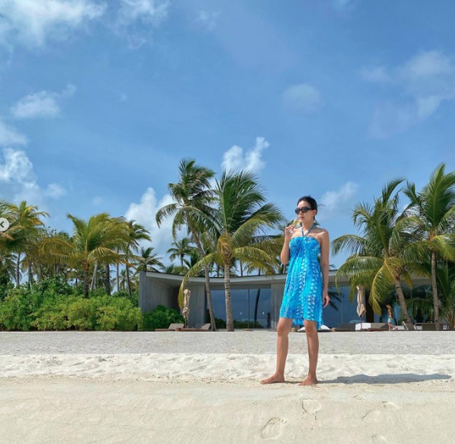 “True definition of private beach and private island. It’s literally no one’s hanging around or walking by the beach. Feels like 1,8km long island is just for us 🤣🤣 i can spend whole day hanging around in front of my 2 bedroom sunset beach pool villa at The Ritz Carlton Maldives,” tulis Jennifer di Instagram. Foto: Instagram @agnes_jennifer