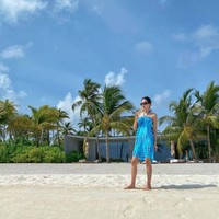 “True definition of private beach and private island. It’s literally no one’s hanging around or walking by the beach. Feels like 1,8km long island is just for us 🤣🤣 i can spend whole day hanging around in front of my 2 bedroom sunset beach pool villa at The Ritz Carlton Maldives,” tulis Jennifer di Instagram. Foto: Instagram @agnes_jennifer