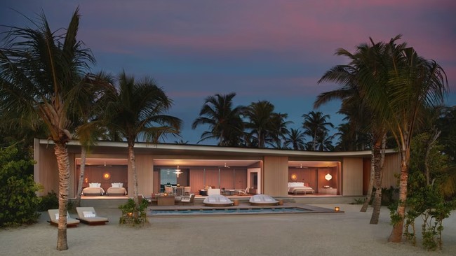 Ini adalah pemandangan villa Sunset Beach Pool Ritz Carlton Maldives yang ditempati Agnes Jennifer dan keluarga. Terlihat luas dan mewah dengan akses langsung ke pantai. Dok. Ritz Carlton