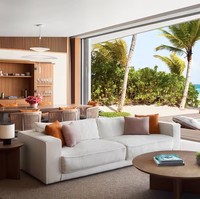 Tampak tersedia ruang makan dan sofa untuk bersantai menikmati pantai Maldives yang indah. Tepat di sebrang ruang keluarga terdapat kolam renang dan kursi santai dengan dekorasi serba kayu. Dok. Ritz Carlton