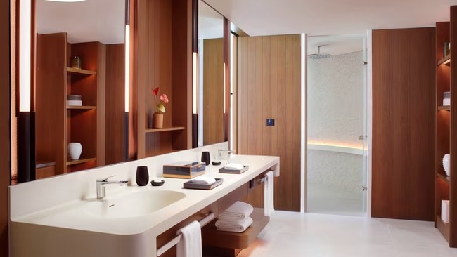 Dari situs Ritz Carlton, tersedia pula kamar mandi yang luar beserta area wardobe. Sentuhan serba kayu membuat villa termasa lebih homey. Dok. Ritz Carlton