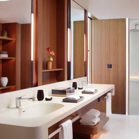 Dari situs Ritz Carlton, tersedia pula kamar mandi yang luar beserta area wardobe. Sentuhan serba kayu membuat villa termasa lebih homey. Dok. Ritz Carlton