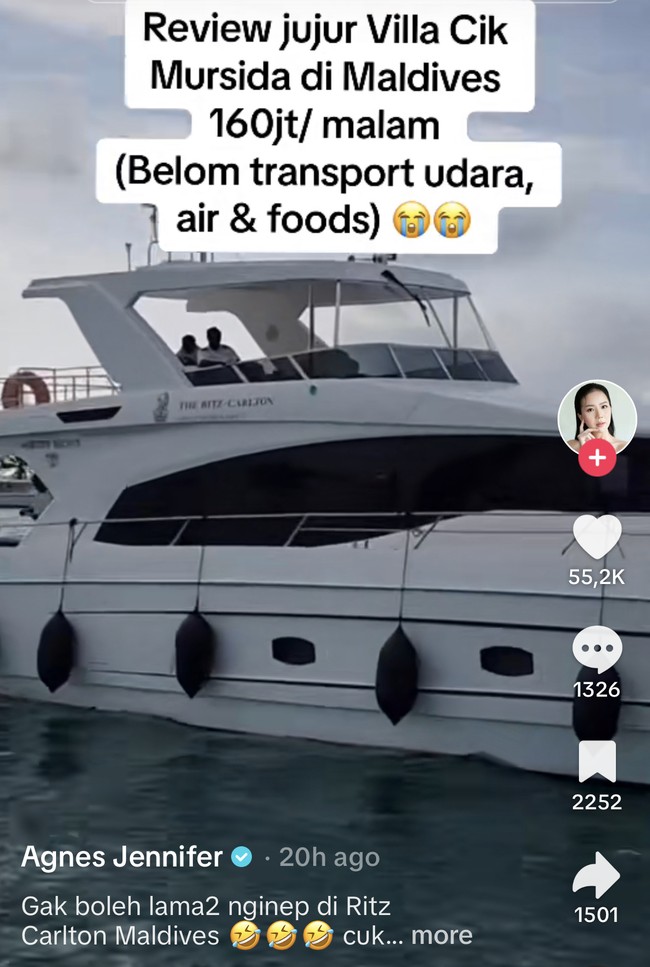 Sebelum menuju villa, Agnes Jennifer memperlihatkan sedang dijemput pakai yacht yang mewah dari Ritz Carlton. “Gak boleh lama2 nginep di Ritz Carlton Maldives. Cukup 5 hari ajah, jadi boleh ya review jujur. Soalnya bayar,” tulisnya di TikTok. Foto: TikTok @agnes_jennifer