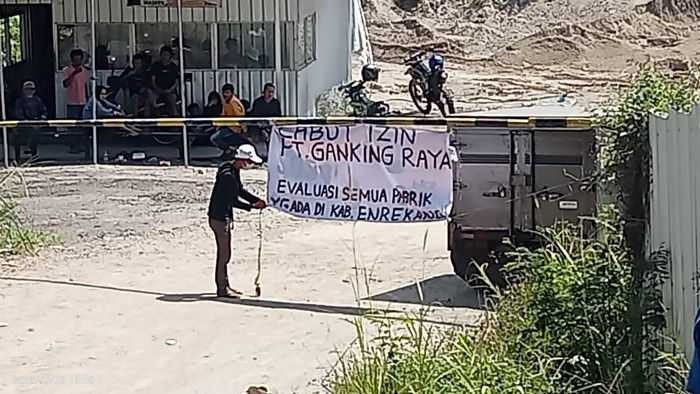 Warga Desa Pana saat segel pabrik aspal di Enrekang, Sulsel.