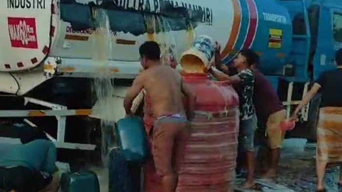 Warga rebutan solar tumpah dari truk kecelakaan di Konawe, Sultra.