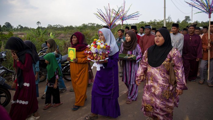 Sejumlah warga melakukan doa bersama menolak relokasi di Kampung Pasir Panjang, Sembulang, Pulau Rempang, Batam, Kepulauan Riau, Kamis (28/9/2023). Aksi doa dan yasinan bersama yang digelar warga salah satu dari empat kampung yang terdampak Proyek Strategis Nasional (PSN) Rempang Eco-City Pulau Rempang tahap pertama tersebut untuk menolak direlokasi sekaligus memperingati Maulid Nabi Muhammad SAW 1445 H. ANTARA FOTO/Teguh Prihatna/nym.
