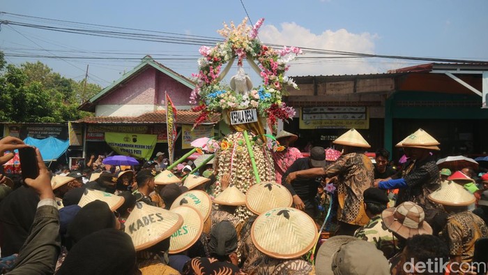 Warga Sukolilo Pati menggelar tradisi meron untuk memperingati Maulid Nabi, Jumat (29/9/2023).