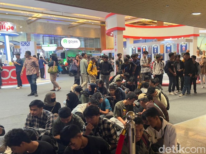 WOTA mulai antre memasuki panggung utama Hub Space, JCC, Senayan, Jumat (29/9/2023). Nanti malam JKT48 bakal tampil!
