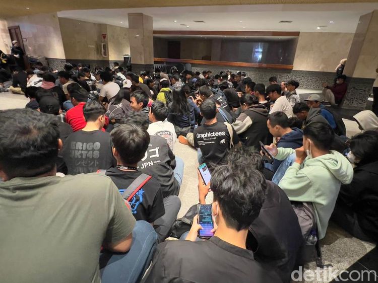 Antrean WOTA Nungguin JKT48 Tampil di Hub Space Malam Ini!