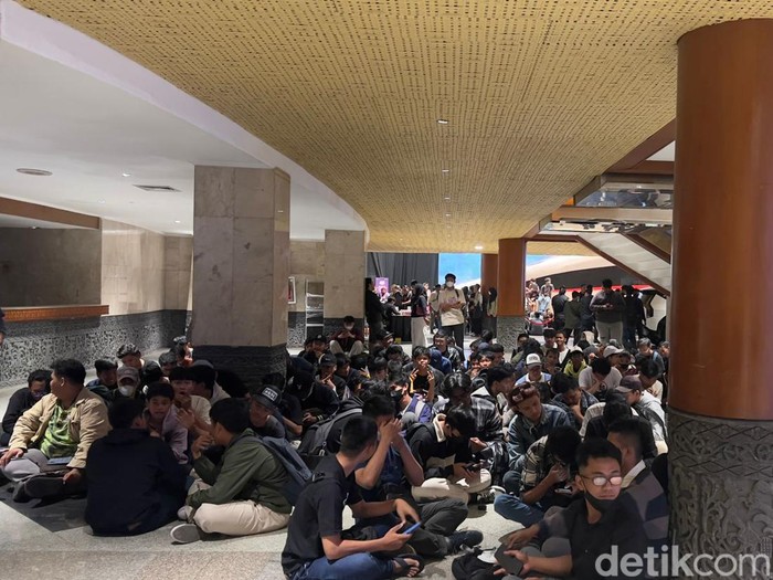 WOTA WOTA mulai antre memasuki panggung utama Hub Space, JCC, Senayan, Jumat (29/9/2023). Nanti malam JKT48Β bakalΒ tampil!