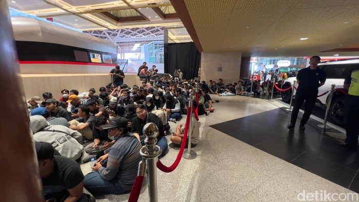 WOTA mulai antre memasuki panggung utama Hub Space, JCC, Senayan, Jumat (29/9/2023). Nanti malam JKT48 bakal tampil!