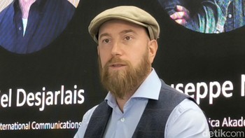 Inti dari Story in Sight terletak pada kesempatan emas yang ditawarkan kepada para pelajar yaitu bisa belajar langsung dari jurnalis foto terkenal Giuseppe Nucci. Mendalami dunia penceritaan fotografi bersama para mahasiswa menghadirkan tantangan yang menarik bagi saya. Saya benar-benar bercita-cita untuk berbagi pengalaman saya sebagai seorang fotografer, menginspirasi para mahasiswa untuk menjadi pencerita yang luar biasa, ujarnya. Foto: Rachmatunnisa