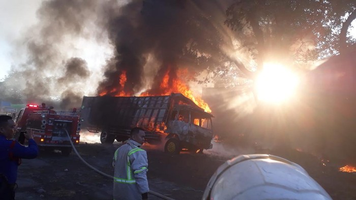 2 truk terbakar di gudang kontainer di Makassar, Sulsel.