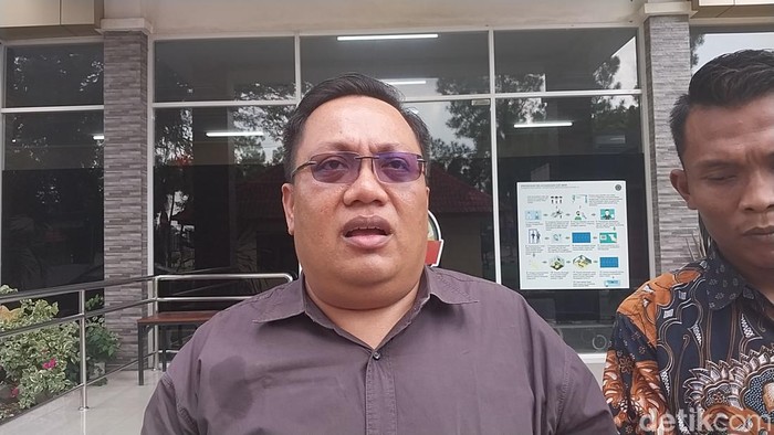 Akhyar Idris Sagala Kuasa Hukum Mahlim Harahap saat melaporkan Aulia Agsa ke Polda Sumut. (Finta Rahyuni/detikSumut)