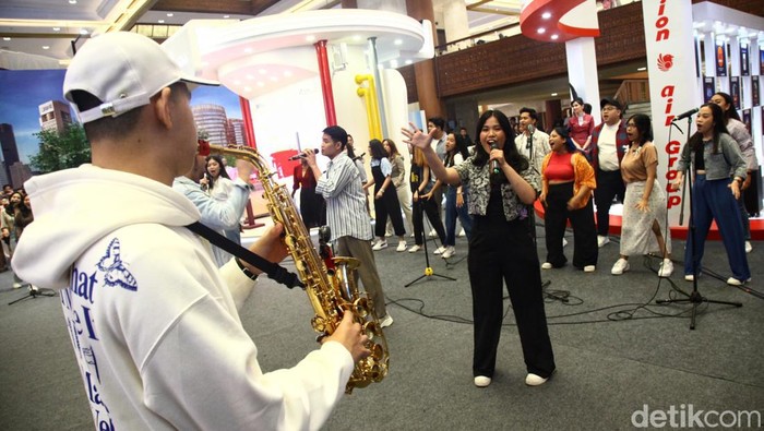 Aksi Flashmob Sukses Hibur Pengunjung Hub Space 2023 Aksi Flashmob Choir 40 di area booth Hub Space 2023 X KAI Expo 2023 Jakarta Convention Center sukses menghibur pengunjung yang hadir, Sabtu (30/9/2023).