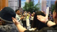 Aksi flashmob pun membuat pengunjung terpana sekaligus terhibur.
