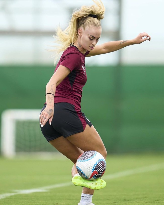 Punya banyak penggemar, Alisha pun dibayar mahal untuk sebuah postingan endorsement. Foto: Instagram Alisha Lehmann