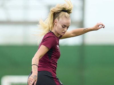 8 Gaya Terbaru Pesepakbola Terseksi yang Dibayar Rp 4,6 M Sekali Posting