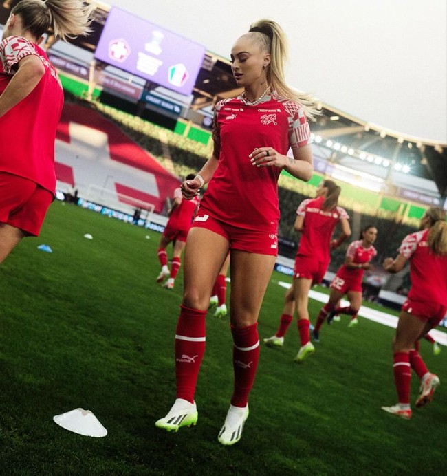 Meski banyak pekerjaan di luar lapangan, Alisha memastikan dirinya tetap pemain bola. Aku latihan setiap hari dan tanding setiap akhir pekan. Orang-orang tidak melihat itu. Agar jelas saja, aku 100 persen pemain bola, katanya dilansir Dailystar. Foto: Instagram Alisha Lehmann