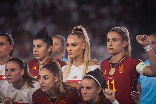 Wanita 24 tahun tersebut memang sering memamerkan pesonanya saat bermain di lapangan hingga posenya berbikini di Instagram. Baru-baru ini ia pun kembali bikin heboh ketika merilis kalender 2024. Dalam postingan, Alisha terlihat mengenakan baju renang seksi. Foto: Instagram Alisha Lehmann