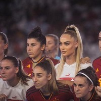 Wanita 24 tahun tersebut memang sering memamerkan pesonanya saat bermain di lapangan hingga posenya berbikini di Instagram. Baru-baru ini ia pun kembali bikin heboh ketika merilis kalender 2024. Dalam postingan, Alisha terlihat mengenakan baju renang seksi. Foto: Instagram Alisha Lehmann