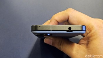 Bagian atasnya terdapat port jack audio 3,5 mm. Foto: Adi Fida Rahman/detikINET