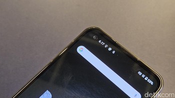 Terdapat kamera selfie 32 MP dengan sensor RGB, Sensor sidik jari di bagian samping, sertifikasi IP68 untuk ketahanan air dan debu, NFC, Bluetooth 5.3, Foto: Adi Fida Rahman/detikINET