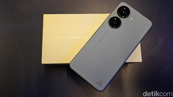 Zenfone 10 hadir dalam berbagai varian warna. Namun unit yang detikINET review berwarna Starry Blue. Foto: Adi Fida Rahman/detikINET