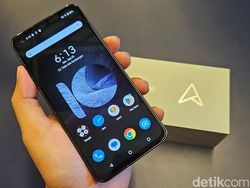 Unboxing Asus Zenfone 10, HP Mungil Spek Mumpuni Harga Rp 9 Juta