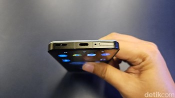 Di bagian bawah terdapat port USB Type C dan slot SIM Card Foto: Adi Fida Rahman/detikINET