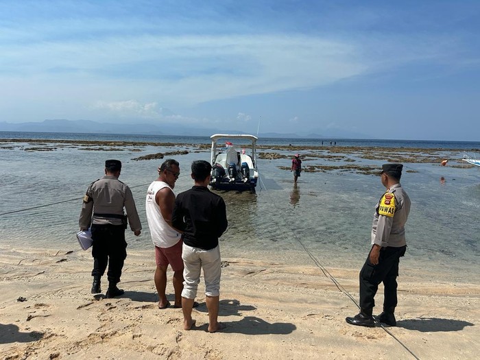 Boat yang ditumpangi korban masih ditahan di Perairan Nusa Penida dekat Polsek Nusa Penida, Klungkung, Sabtu (30/9/2023). (Dok Polres Klungkung)