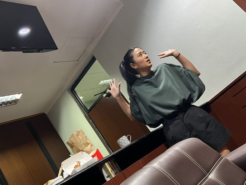 Chef Juna curi kulit ayam milik chef Arnold.