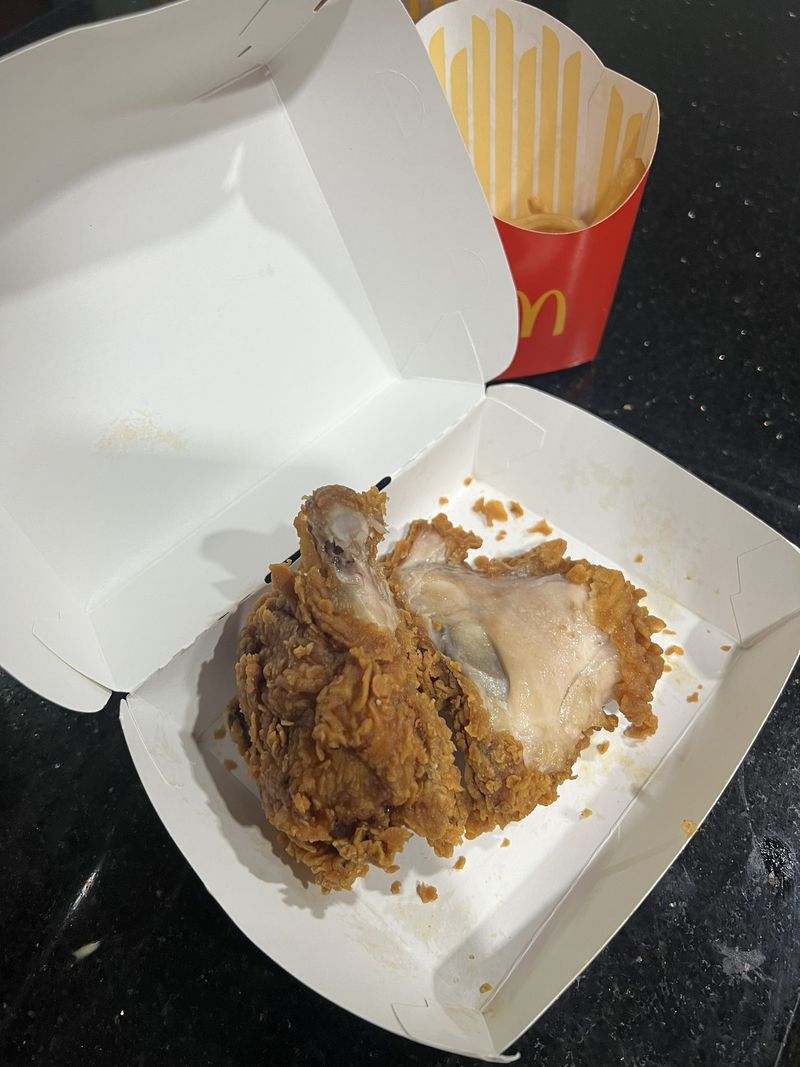 Chef Juna curi kulit ayam milik chef Arnold.