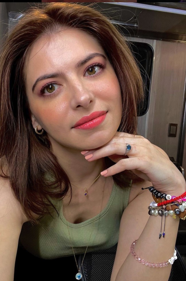 Dari foto yang diunggah ke Instagram, Daniela Aedo tampaknya jarang menggunakan riasan tebal. Ia suka tampil natural dengan sedikit balutan makeup tipis. Foto: Dok. Instagram Daniela Aedo