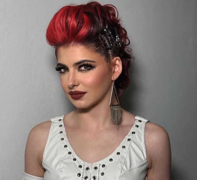 Ada pula tampilan Daniela Aedo yang lebih gotic dengan pilihan lipstik warna gelap dan cat rambut merah. Foto: Dok. Instagram Daniela Aedo