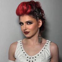 Ada pula tampilan Daniela Aedo yang lebih gotic dengan pilihan lipstik warna gelap dan cat rambut merah. Foto: Dok. Instagram Daniela Aedo