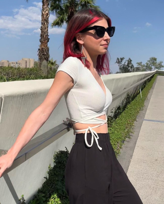 Selain akting, Daniela Aedo juga menekuni dunia tarik suara. Bahkan beberapa waktu lalu pernah mengisi suara untuk film ‘The Litte Mermaid’. Foto: Dok. Instagram Daniela Aedo