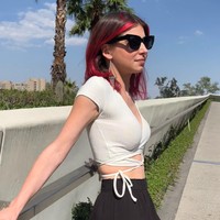 Selain akting, Daniela Aedo juga menekuni dunia tarik suara. Bahkan beberapa waktu lalu pernah mengisi suara untuk film ‘The Litte Mermaid’. Foto: Dok. Instagram Daniela Aedo