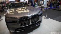 Hub Space X KAI Expo 2023 masih berlangsung di JCC Senayan, Jakarta, Sabtu (30/9/2023). Tidak hanya menghadirkan beragam kegiatan menarik, tapi ada sederet mobil listrik yang turut mejeng di acara tersebut. Salah satunya adalah BMW i7 ini. 